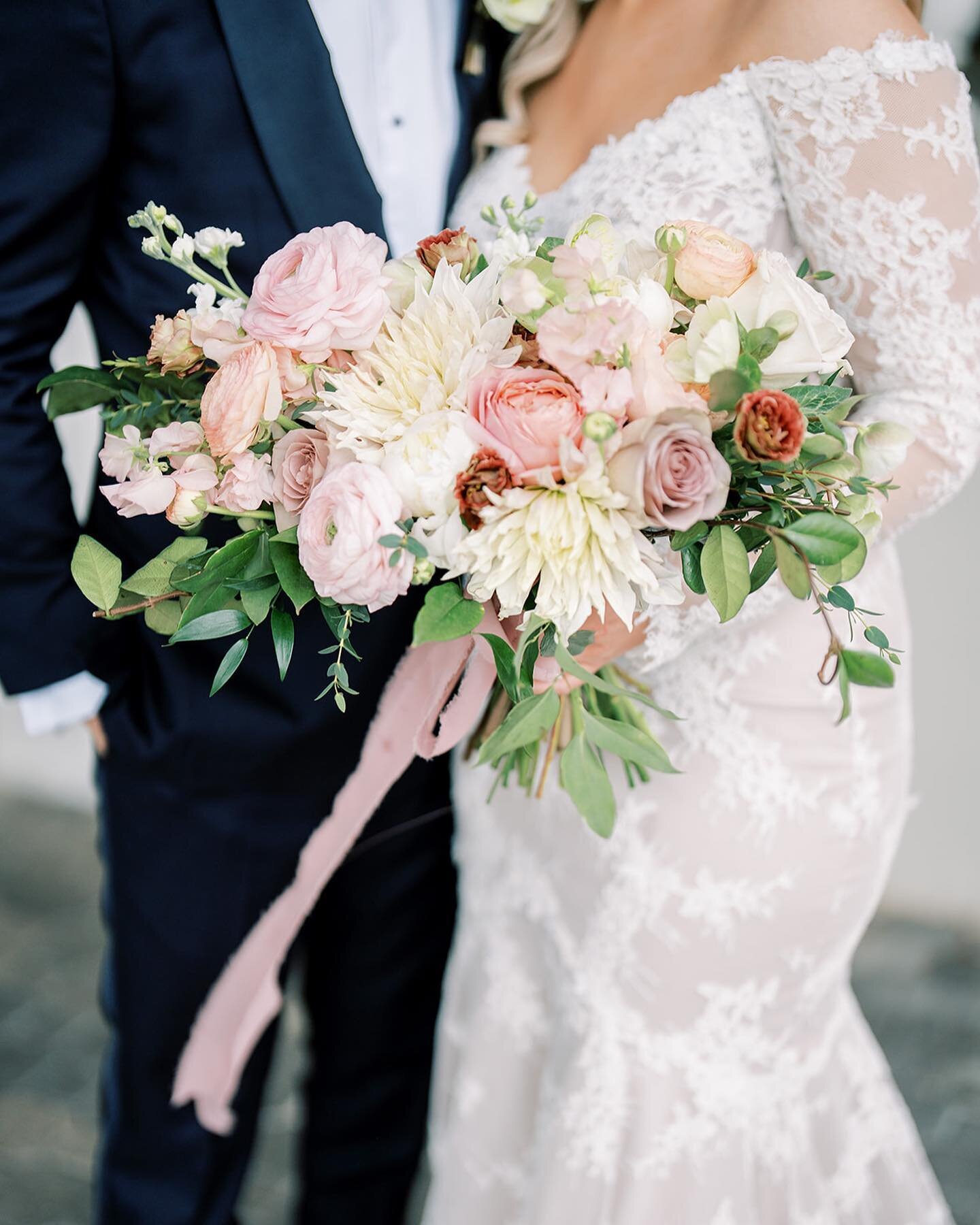 Who else loves this romantic color palette? The combination of soft blush, barely there lavender, creamy neutrals, and touches of inky rose rounded out with some splashes of peach gave an elevated look over a more monochromatic blush palette &mdash; 