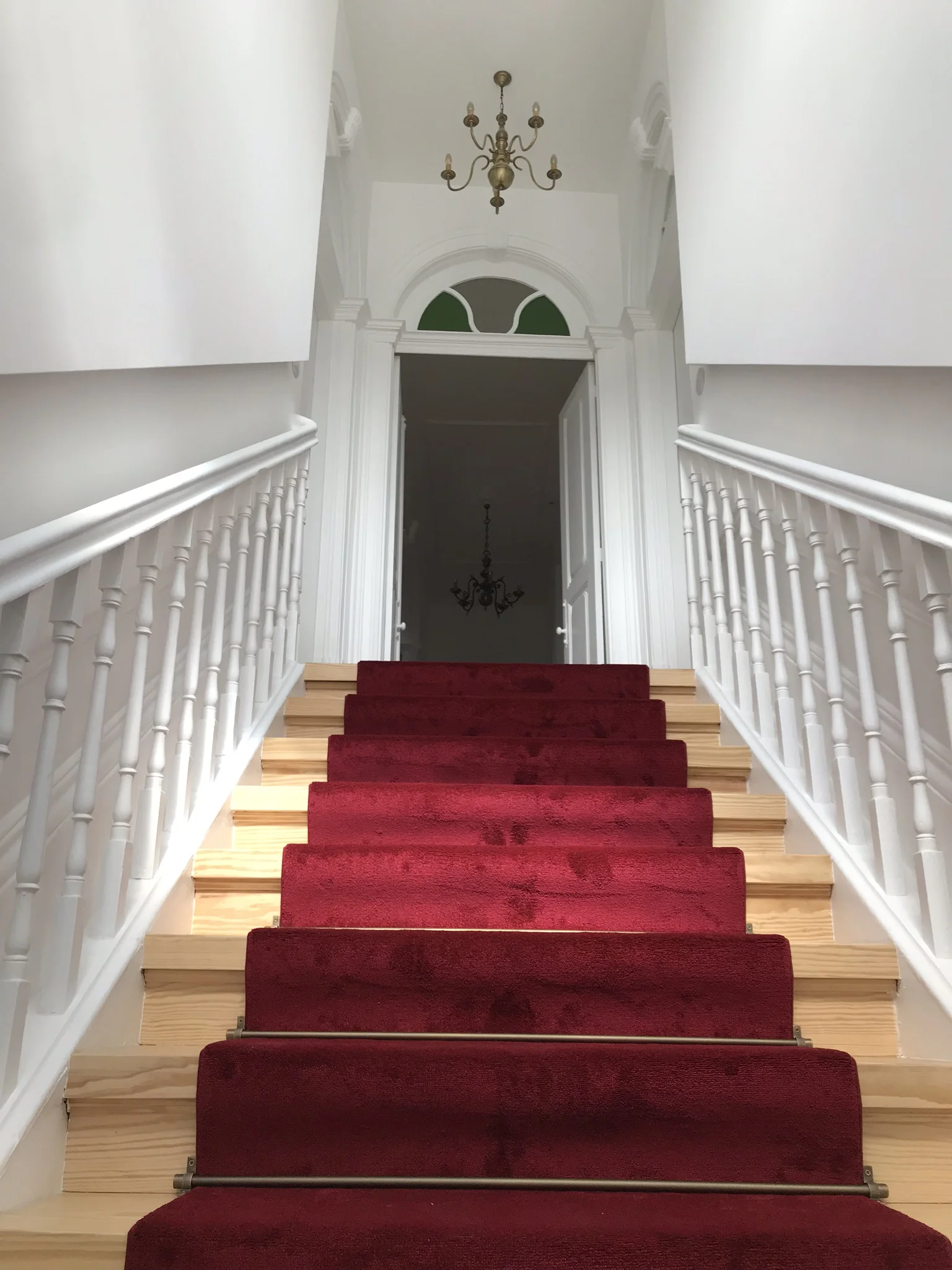  As escadarias ainda evocam o pré-existente através das guardas originais restauradas, o revestimento de madeira de pinho, a carpete vermelho velho que cobre ¾ da largura, os ferros de fixação da carpete nos mesmo tom envelhecido dos candelabros de t