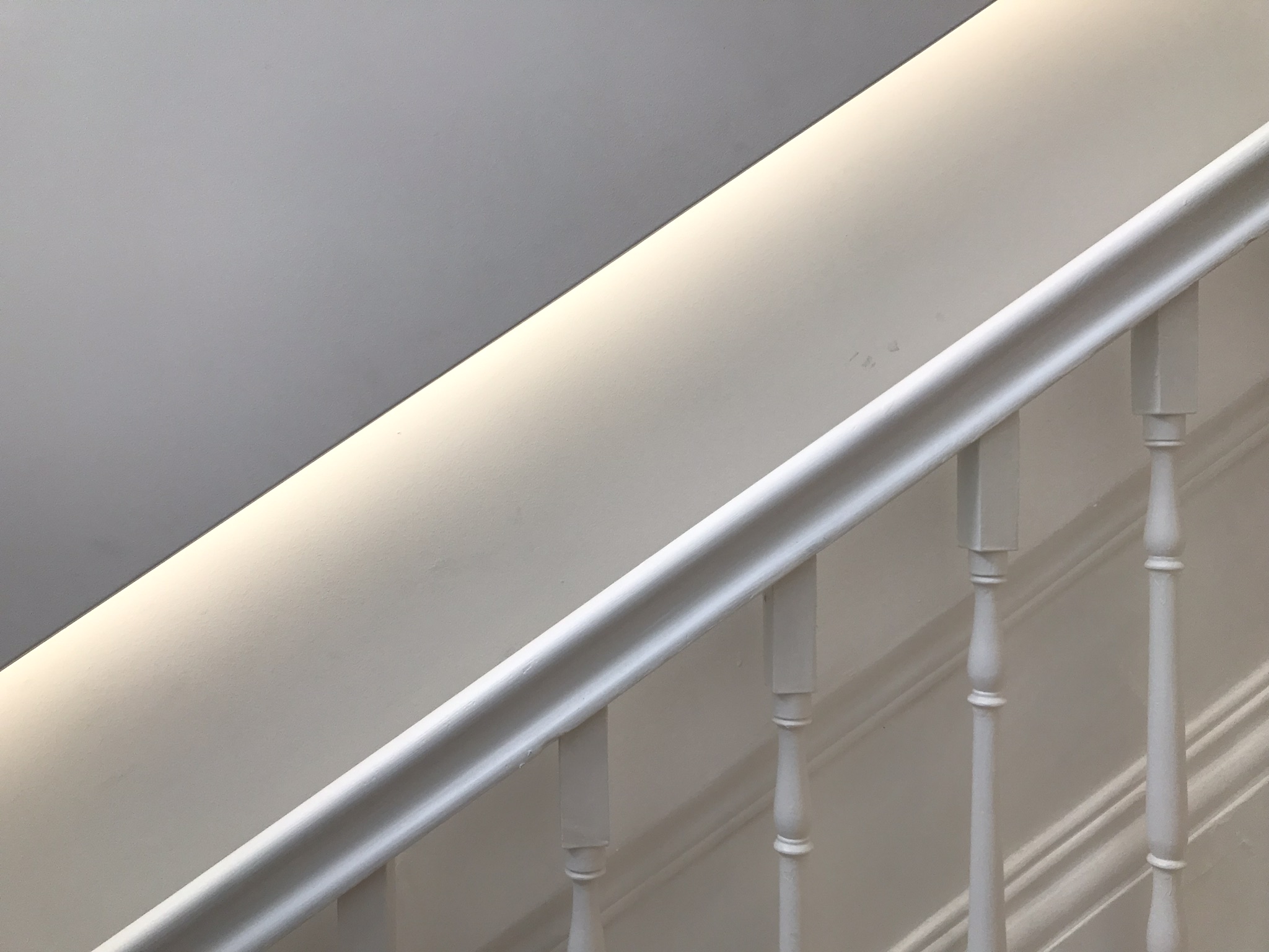  As guardas originais foram restauradas e pintadas de branco, tirando partido das formas e texturas. 