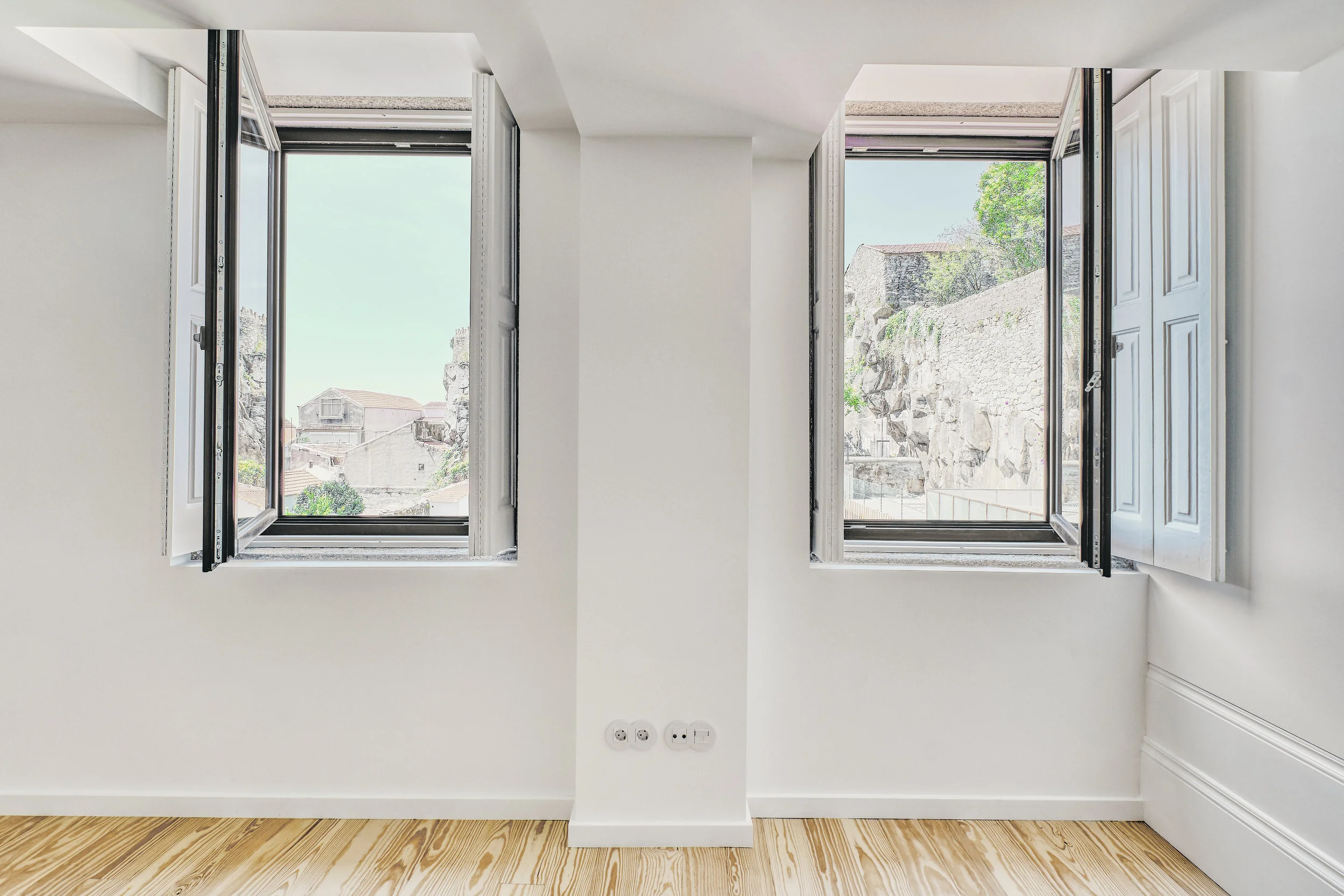 A simetria das fachadas reflecte-se no interior através da generosas janelas.