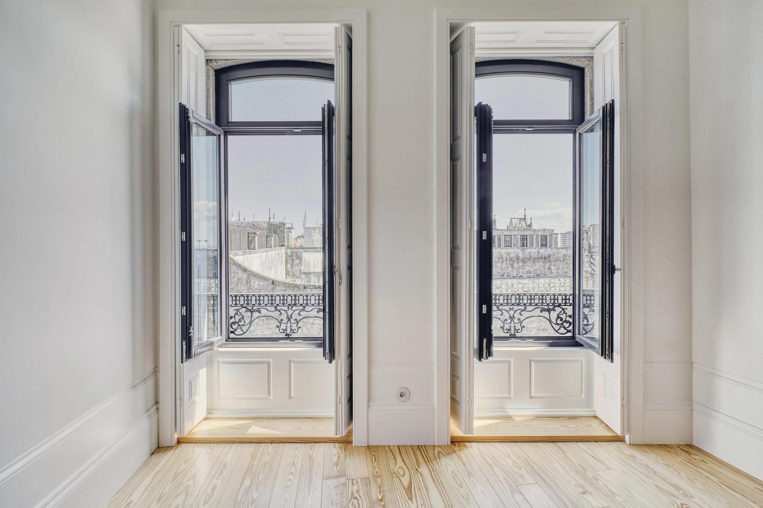 Os apartamentos possuem generosos janelões que enchem a sala de luz.