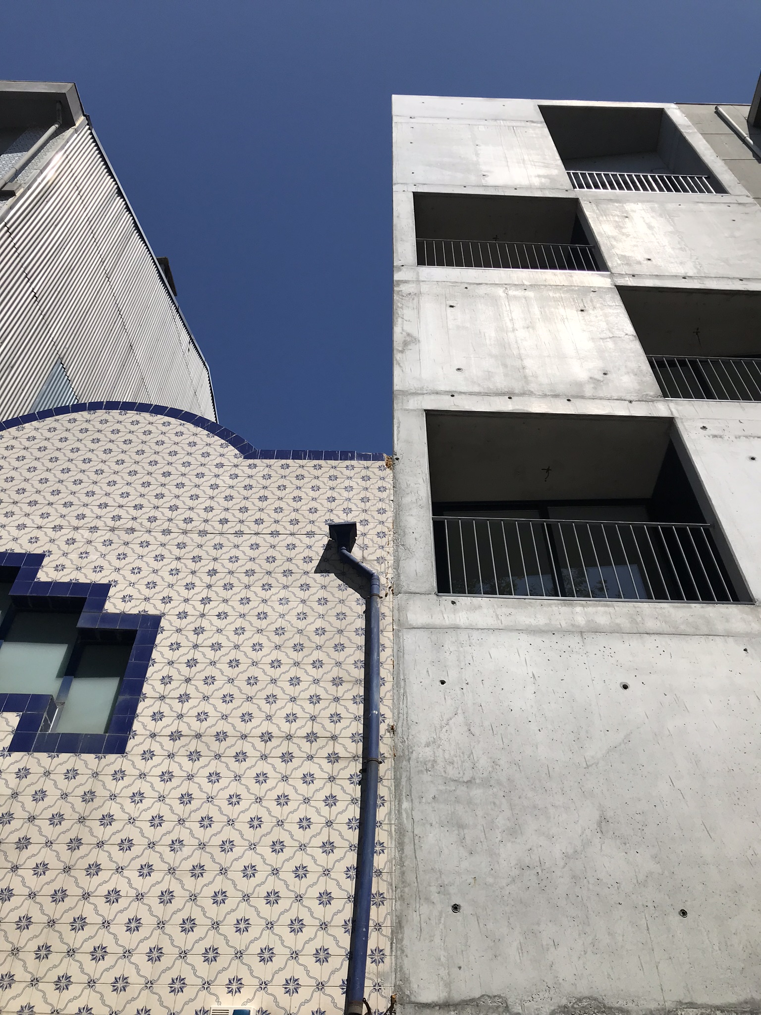  As varandas gozam de alguma privacidade em relação à rua, e, são acessíveis tanto pela sala como por um dos quartos (suíte). 