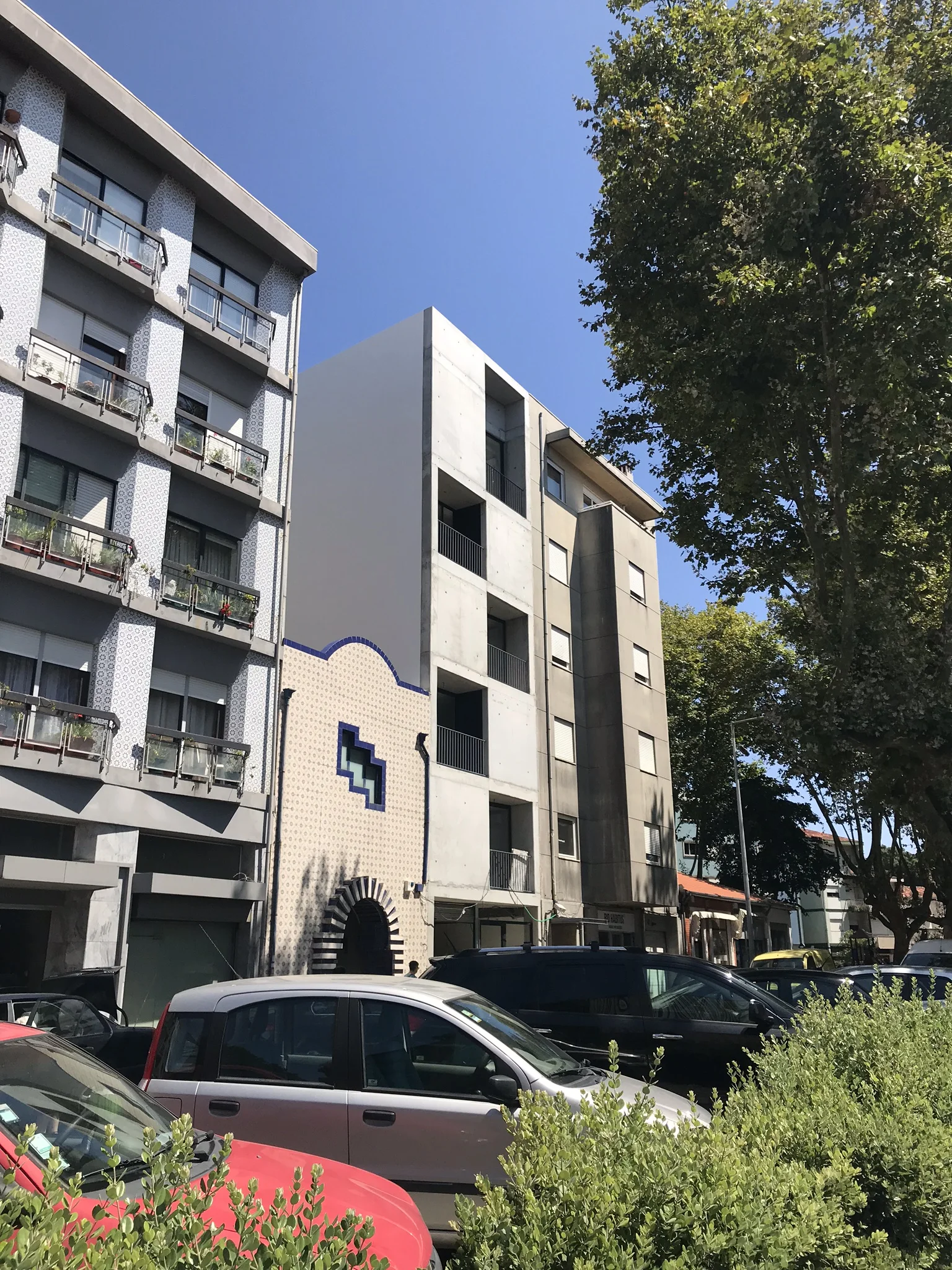  Este edifício de habitação multi-familiar foi reformulado para acomodar cinco apartamentos (quatro T2 e um T3). A fachada para a rua acentua o carácter estreito do lote com a sua verticalidade, contudo distingue-se das demais pelo jogo dinâmico de c