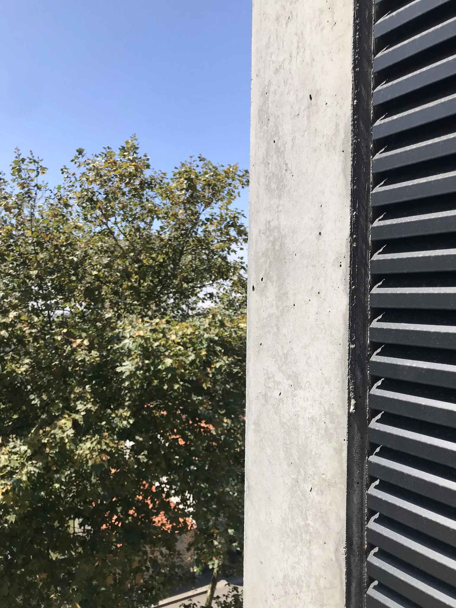  Detalhe do alçado posterior, mais contido que a fachada. 