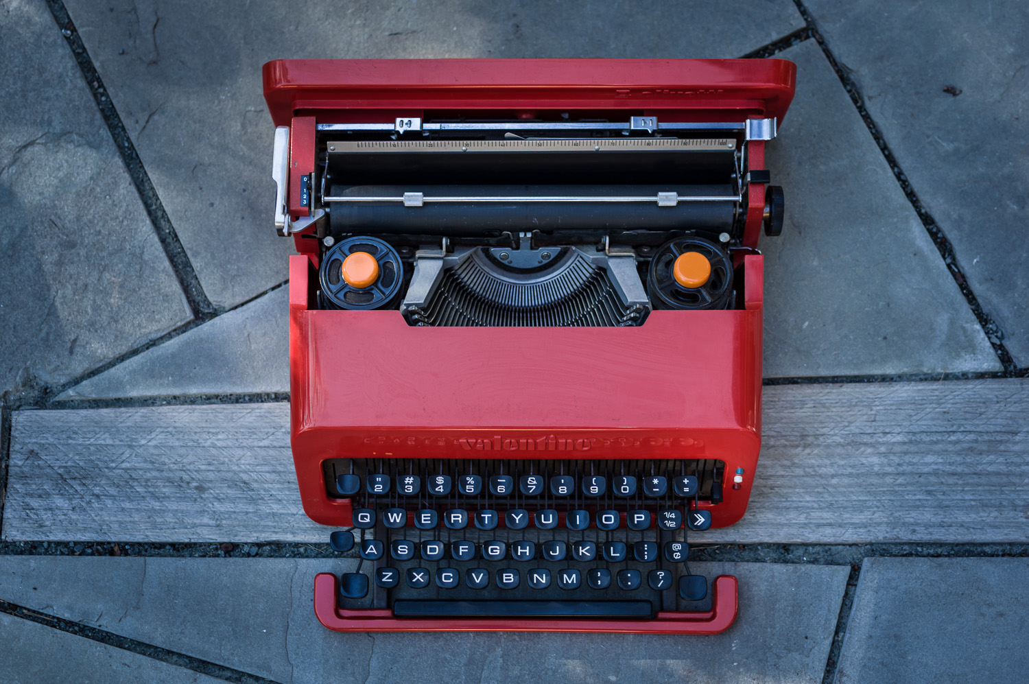 Máquina de escribir Olivetti Valentine - Bellas Artes y Patrimonio Cultural