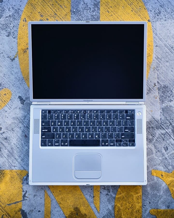 Apple Titanium PowerBook G4, from 2001. New feature about this beauty now live on site!

#apple #powerbook #macbook #macbookpro #industrialdesign #productdesign #productphotography #minimalism