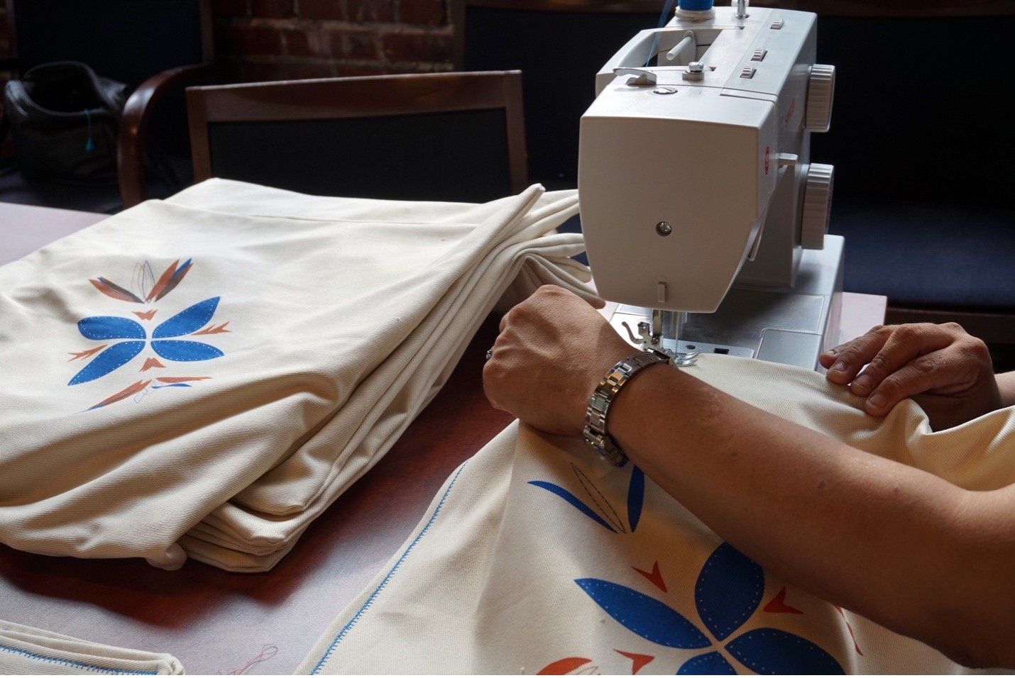  Confection de housses de coussin par Christiane Biroté et Cathy Petiquay. Visuel&nbsp;: Christiane Biroté. 2018. Crédit photo&nbsp;: Anne Marchand 