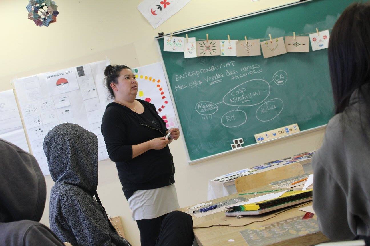  Présentation de Karine Awashish, co-fondatrice de Coop Nitaskinan, sur l’entrepreneuriat social lors d’un atelier à l’École secondaire Mikisiw, Obedjiwan, 2016. Crédit photo : Anne Marchand. 