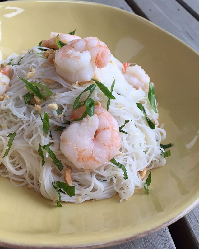 FRESH! That's what this tasty vermicelli noodle salad with poached shrimp is all about. 👌 Recipe via link 👆.⁣
.⁣
.⁣
.⁣
#salad #shrimp #vermicelli #asiandressing #cleaneating #cleaneats ⁣
#foodisfuel #seafood #recipeoftheday #instayum #foodgawker #t