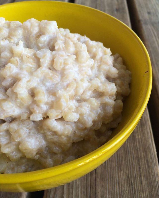 Wholesome grains &amp; barley breakfast porridge go hand in hand! Recipe via link 👆⁣
.⁣
.⁣
.⁣
⁣
#porridge #healthybreakfast #barley #grains #wholesome #breakfastporridge #bowls #eatthis #breakfasttime #fitfoodie #oatmeal #healthyfoodporn #healthymea