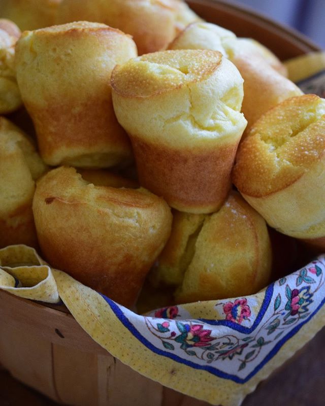 Easter popovers are a staple at our Easter feast! They are fluffy, delicate and absolutely darnright delicious! Try them for yourself with my foolproof recipe via link 👆.⁣
.⁣
.⁣
.⁣
#popovers #easterpopovers #eastercooking #baking #homemade #bread #e