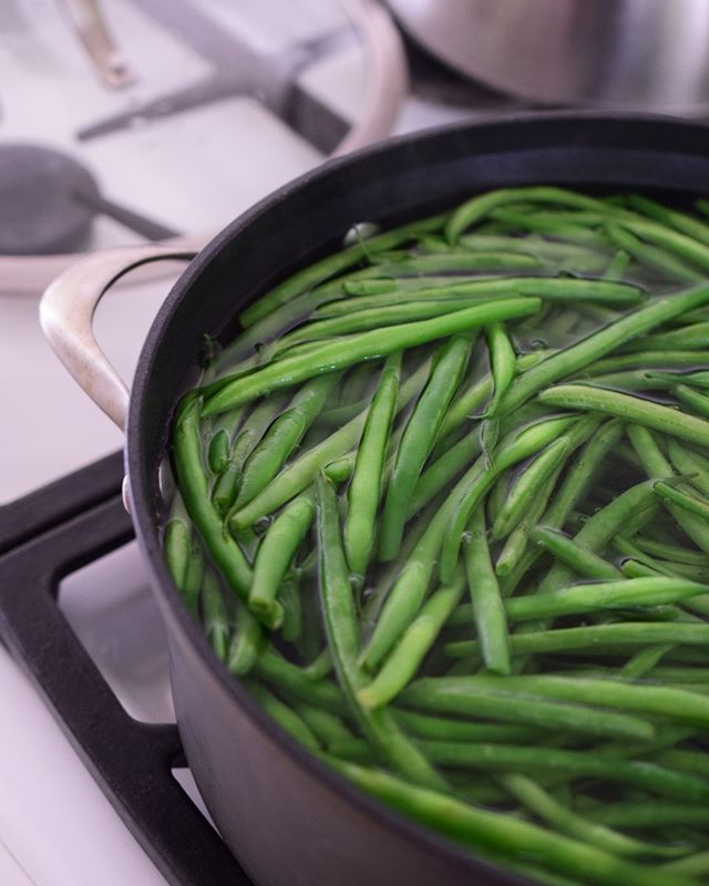 Green beans...who knew they could be so pretty🤔⁣
.⁣
.⁣
.⁣
#blanchin #greenbeans #beautyinfood #foodporn #greenbeans #beans #springtimecooking #veggies #⁣
#foodphotography #simplystyled #thetabletogether #healthycooking #rawfood #feedfeed #food52