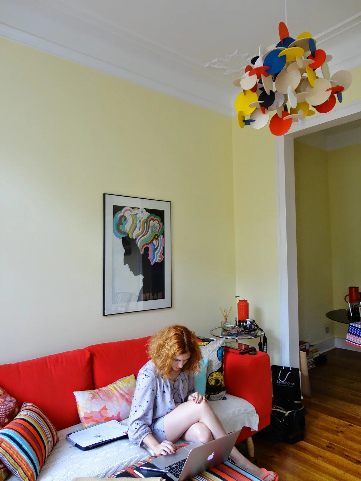 A sala (e a Inês) com um print original de Milton Glaser com Bod Dylan e o candeeiro de tecto da Normann Copenhagen.