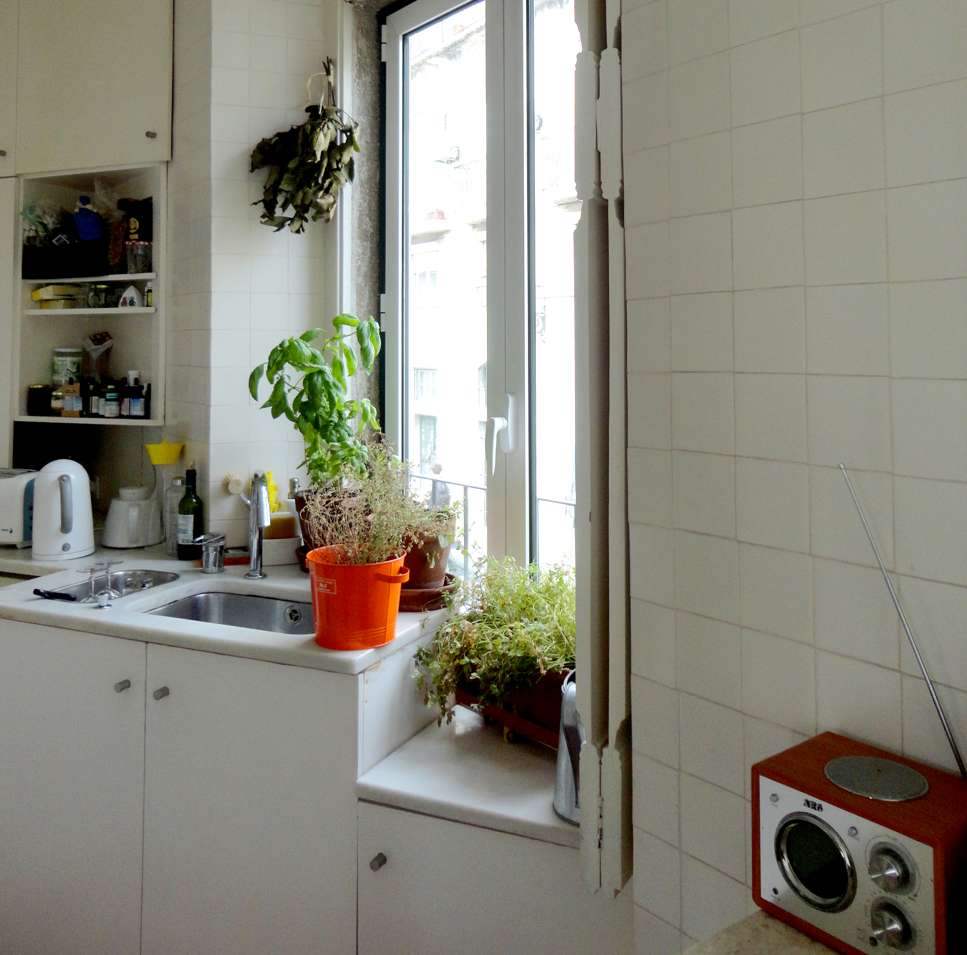  uma cozinha portuguesa, com certeza - rádio para dar conversa de fundo e aromas à mão de cozinhar.&nbsp; 