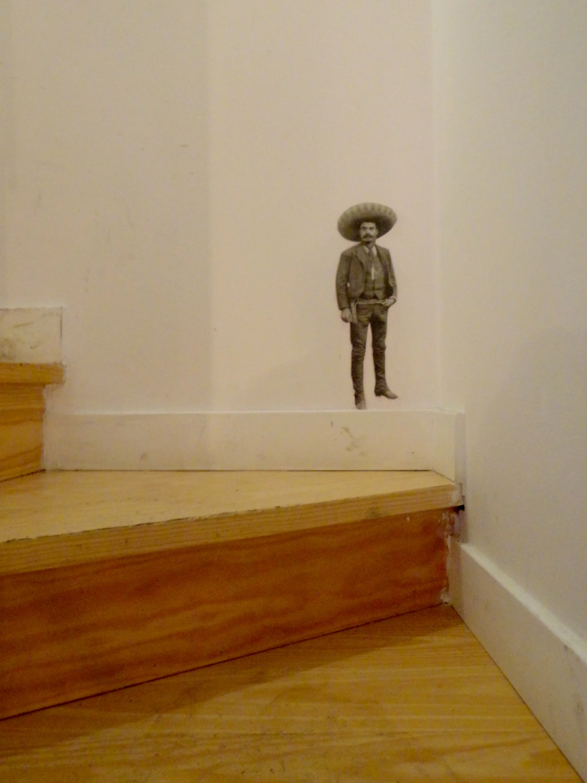 e ao virar da esquina (invertida), está um mexicano