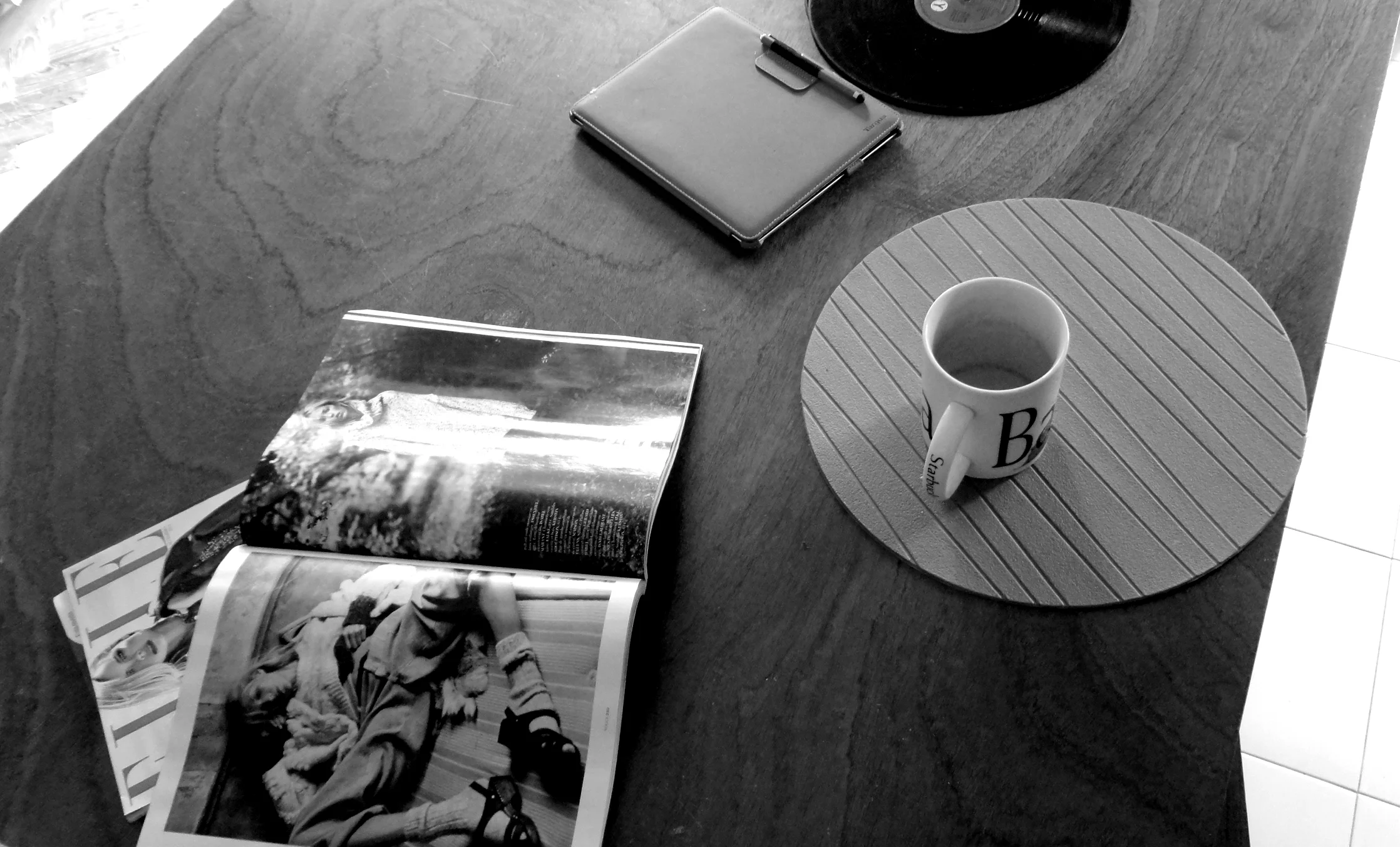 a mesa, a caneca e as revistas, tal e qual.