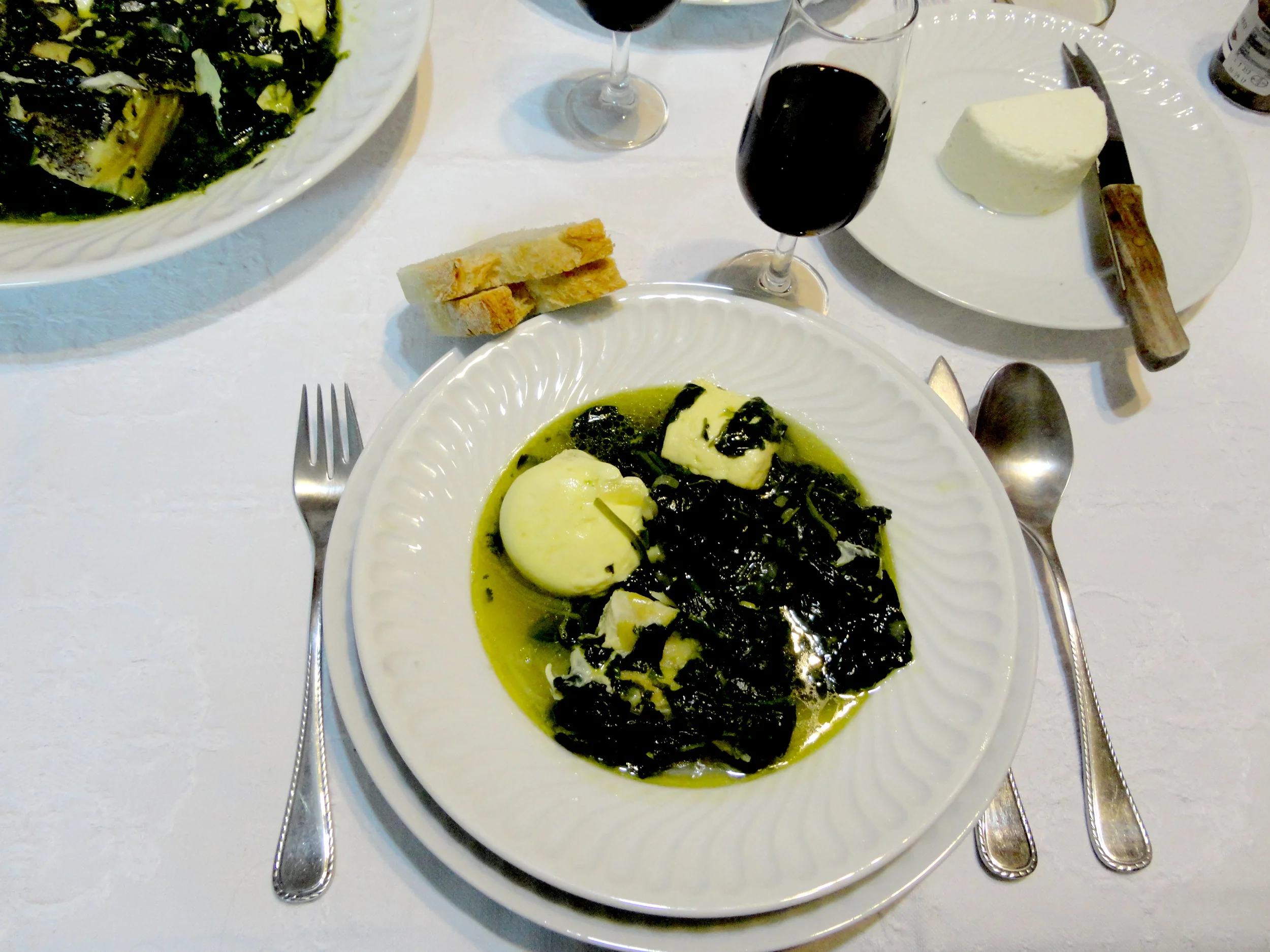 Pois é, acompanhei a minha sopa com vinho tinto. Bem sei que devia considerar um branco, mas quando a comida é assim, confortável e confortante, a mim pede-me sempre um tinto. 