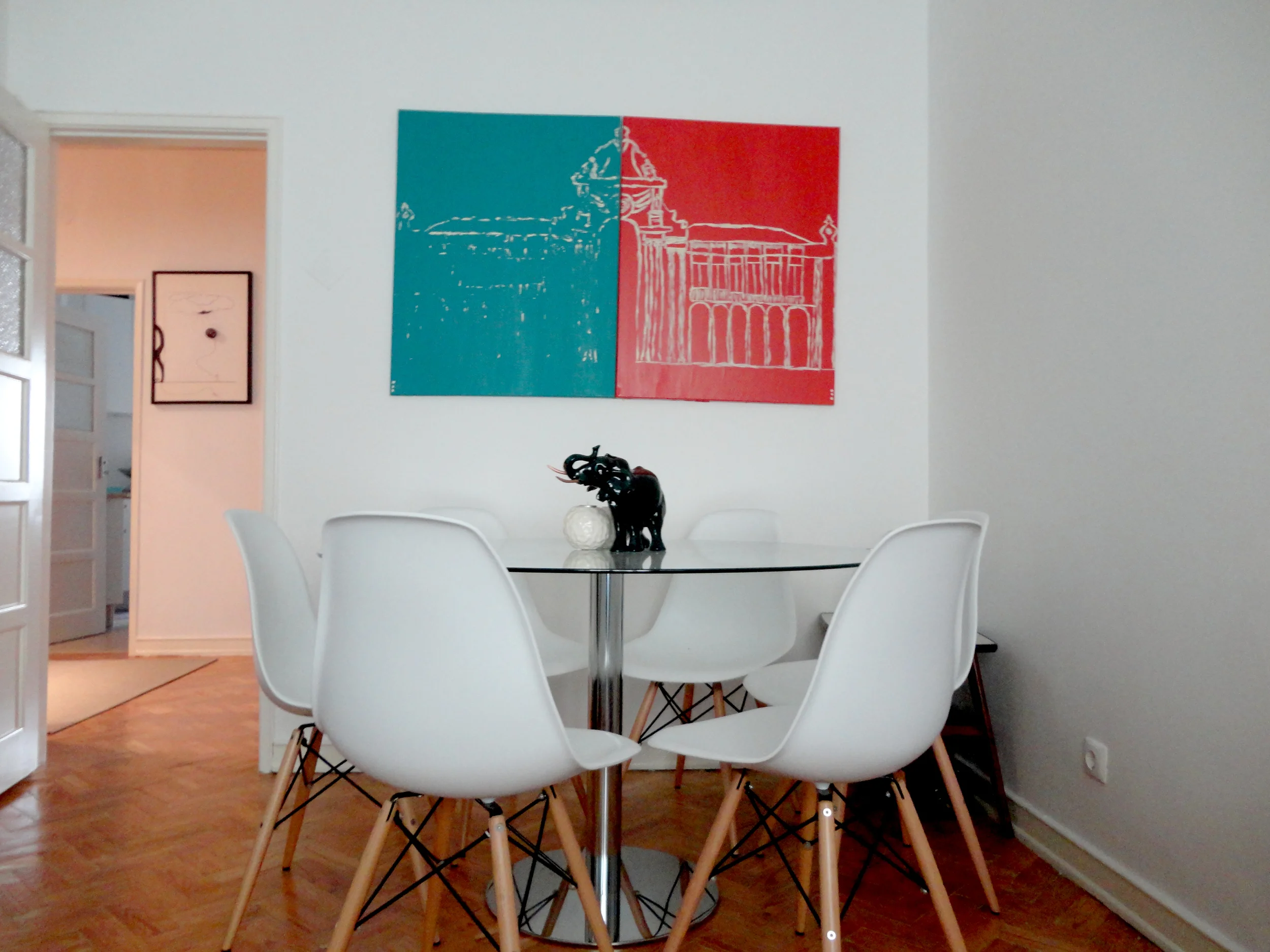 a mesa de jantar onde junta amigos.