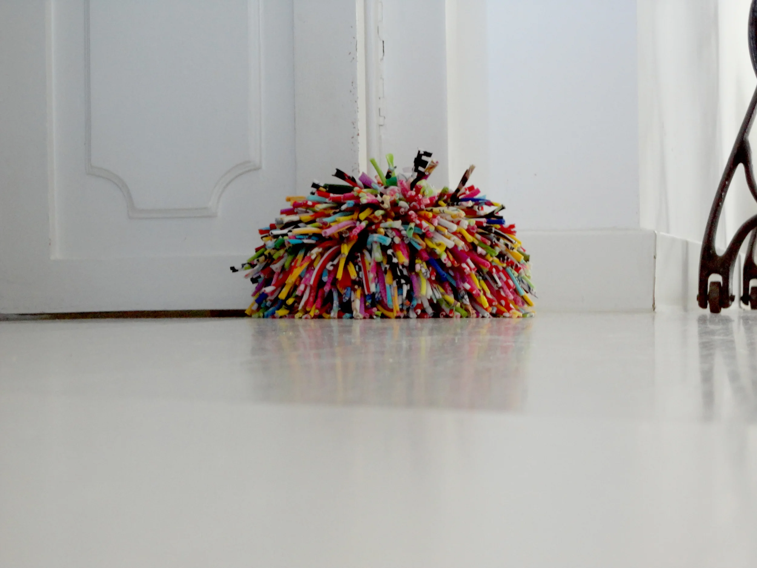 um pom-pom brasileiro que foi feito de restos de bikinis.