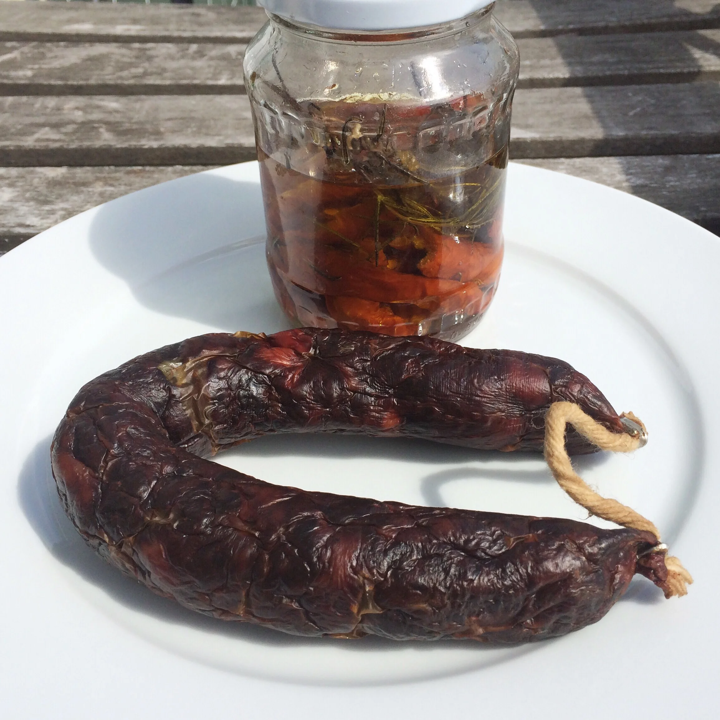 AZEITE - Do jantar anterior sobraram alguns tomates secos que o Luís colocou em água durante a noite. No dia seguinte tirou-se da água e deixou-se que a mesma escorresse. Coloquei dentro deste franco com azeite virgem extra + bagas de pimenta branca e preta + dois raminhos de alecrim. Umas horas depois, quando fiz o almoço usei este azeite e os tomates secos que agora estavam embebidos em azeite. MOIRA – Para quem não sabe, e eu não sabia, uma moira é um chouriço de carne e de sangue. 
