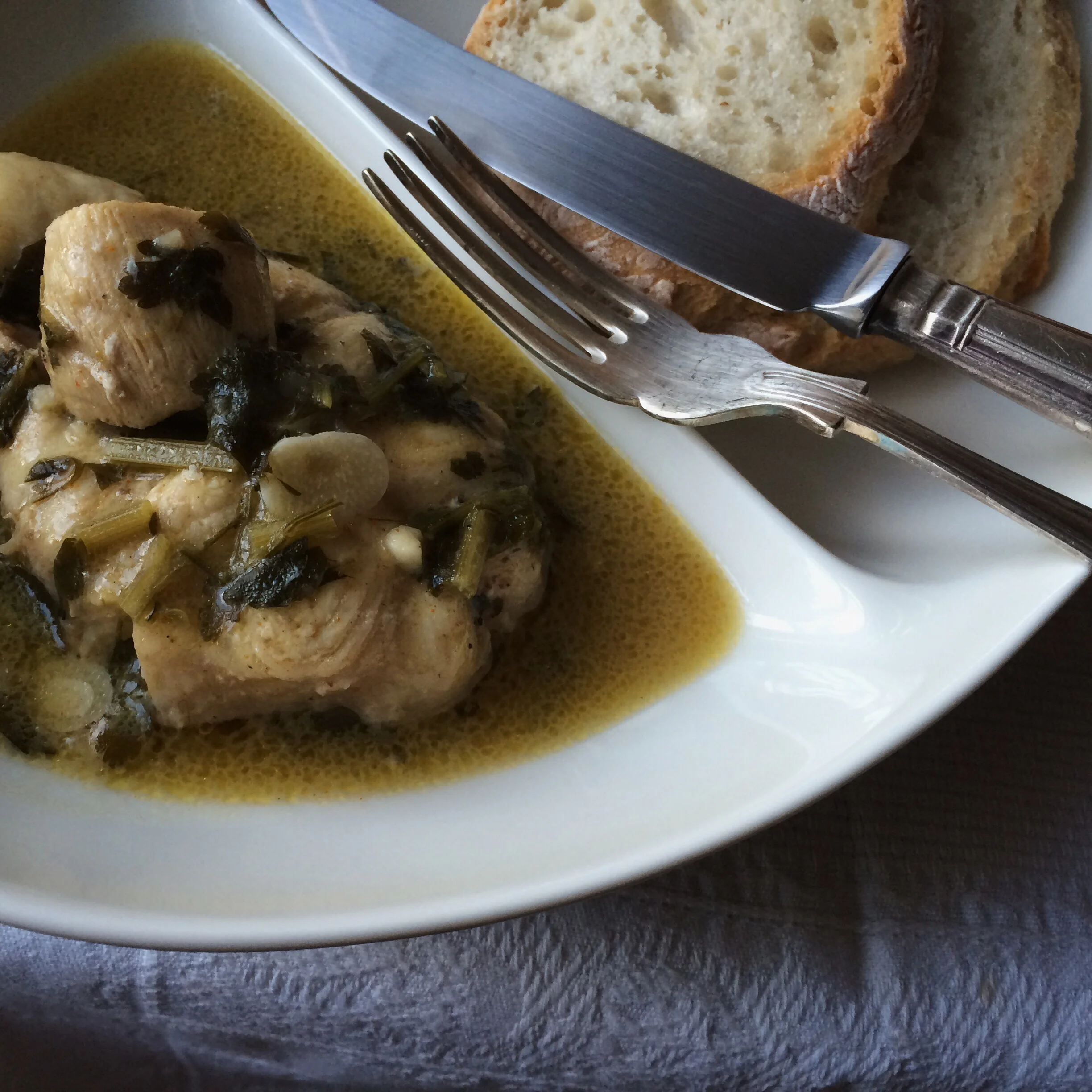 Para acompanhar bebi um branco bem fresquinho com castas de moscatel graúdo e fernão pires. 