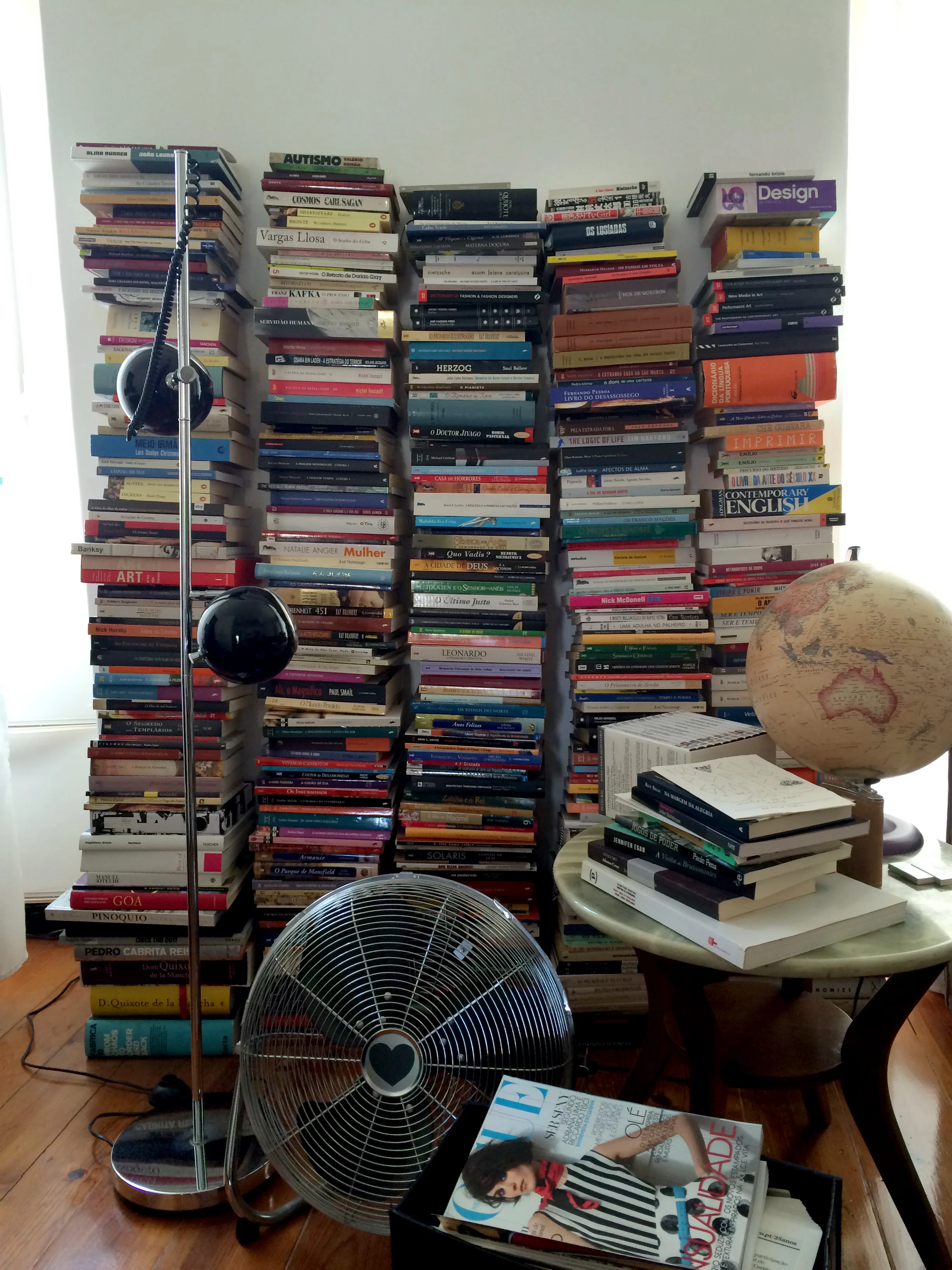 uma estante de livros muito sua que eu adoro mas, diz ela, não é nada funcional.