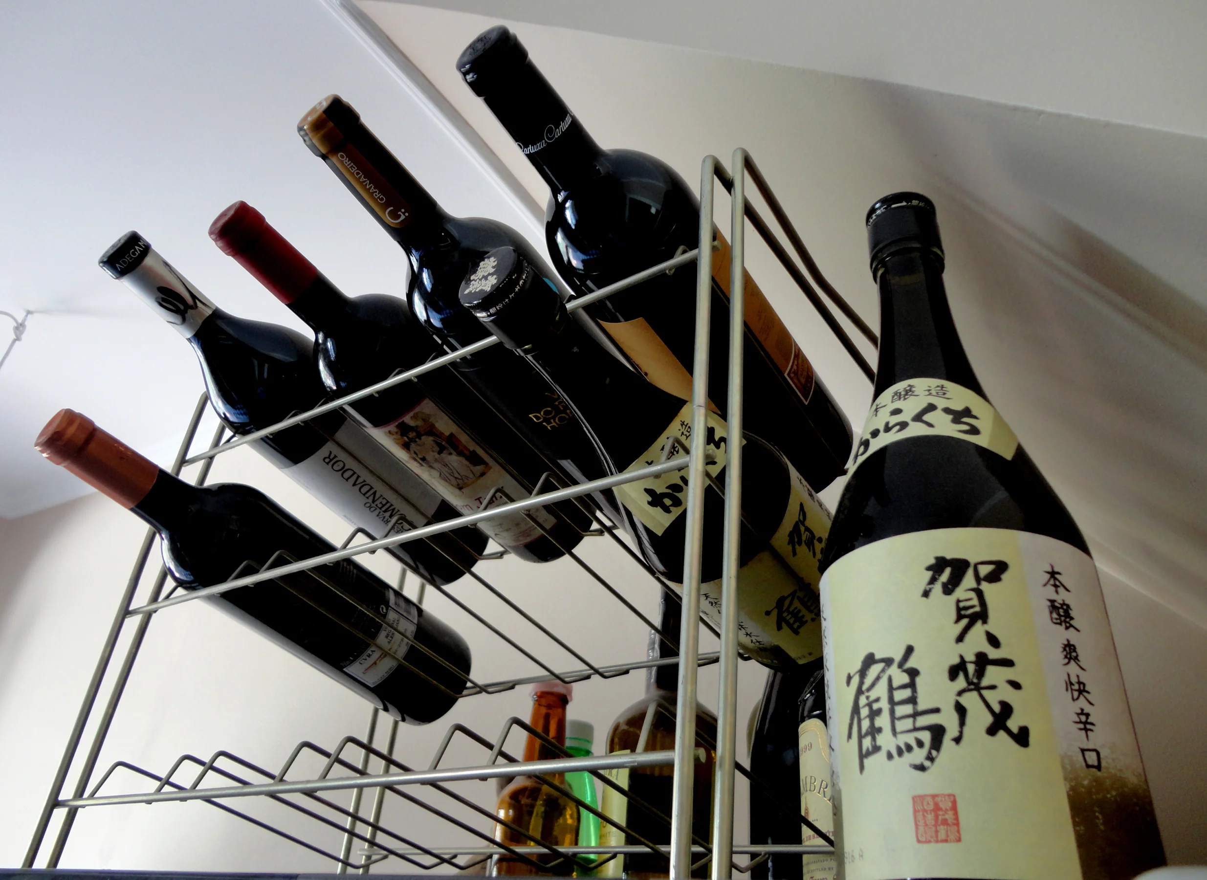 souvenires do Japão e vinhos portugueses que aguardam mais uma jantarada.