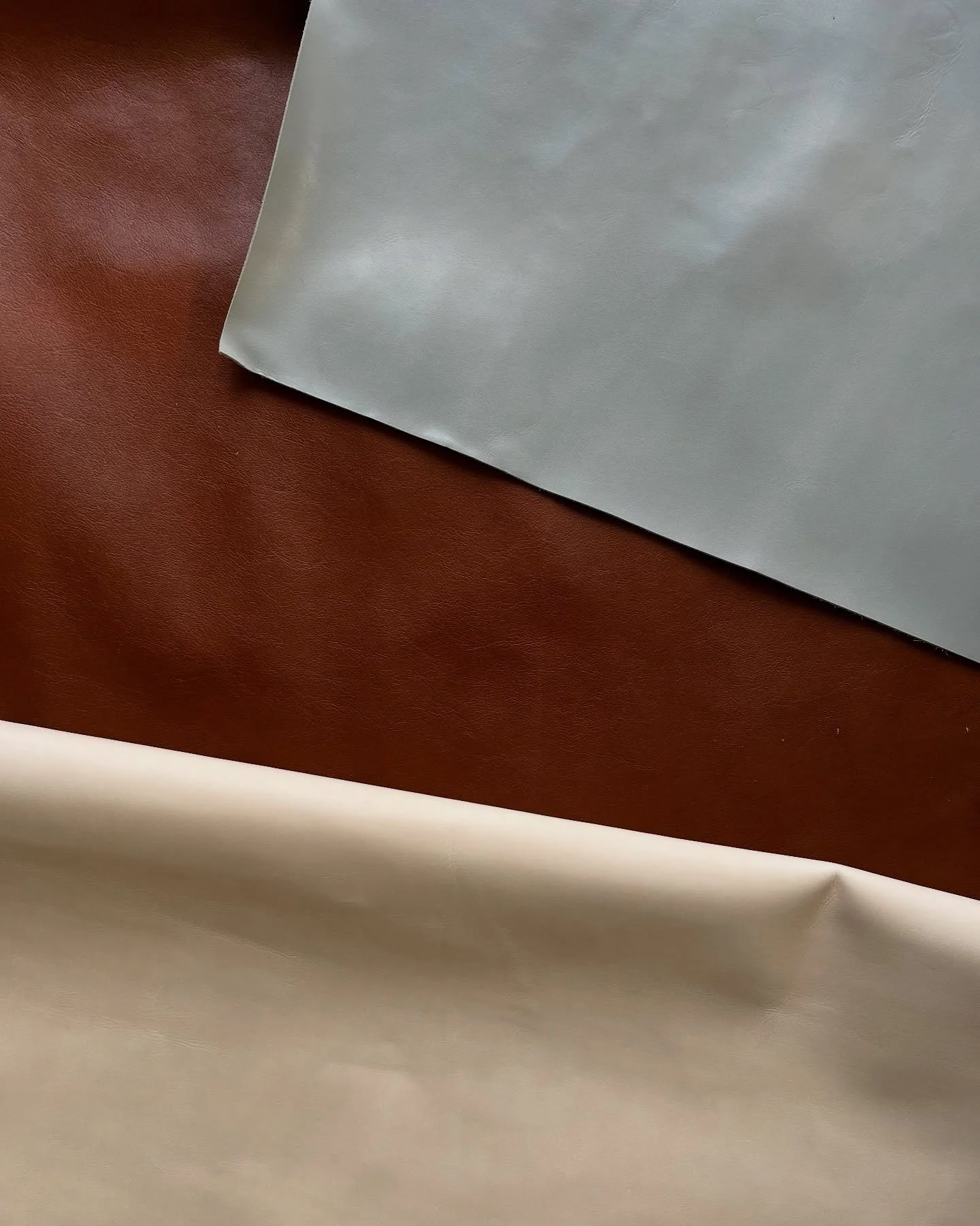 De volta &agrave;s peles e a um produto que desenhei para a Tomaz Design: almofadas decorativas. 

Como me dizia uma cliente h&aacute; uns dias, o melhor das almofadas feitas &agrave; medida &eacute; podermos fazer o que a nossa criatividade nos desa