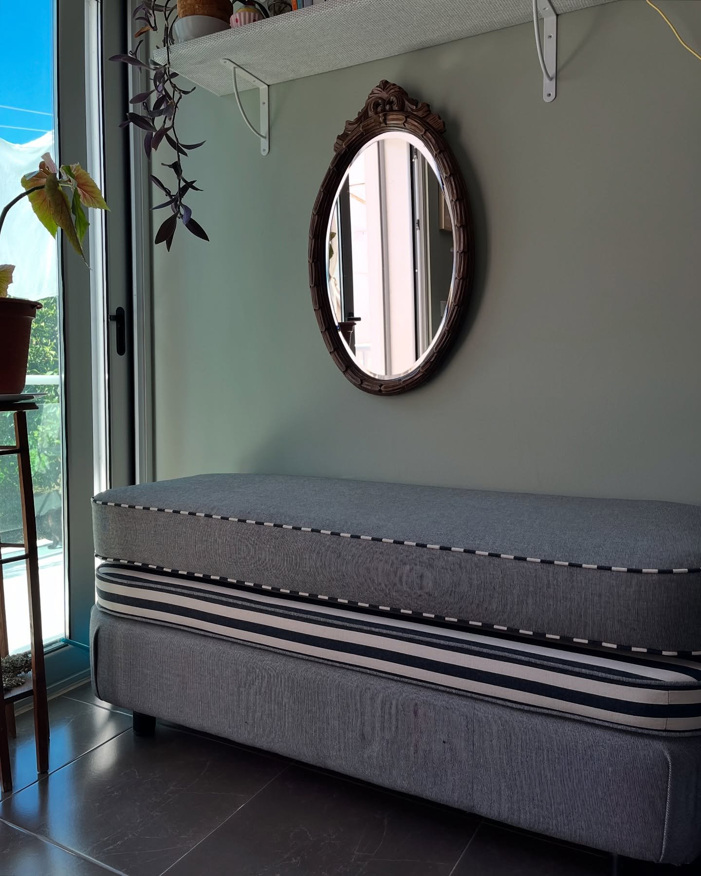 Esta banqueta tem mais de 20 anos. Comprei-a para o meu atelier e, quando fui para Londres, foi viver para casa dos meus pais. Voltou para mim e agora vive na minha cozinha junto &agrave; minha mesa de refei&ccedil;&otilde;es onde passo muitas horas,