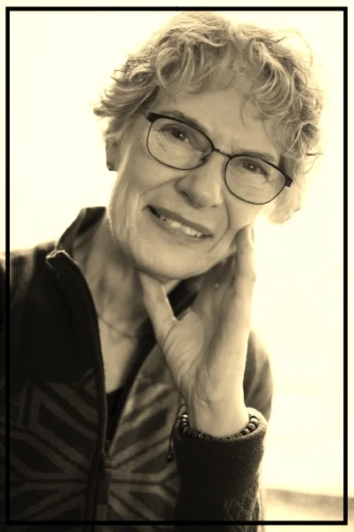 CAROLINE THOMAS Founder & Artistic Director