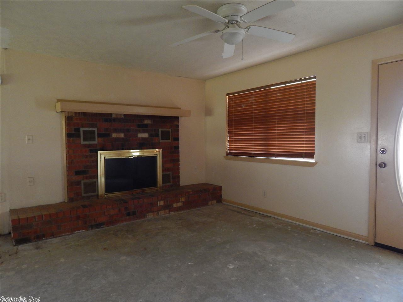 flipping_business_flip_house_before_picture_southern_arkansas_fireplace.jpeg