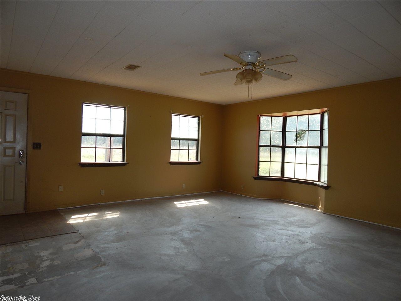 flipping_business_flip_house_before_picture_southern_arkansas_living_room.jpeg