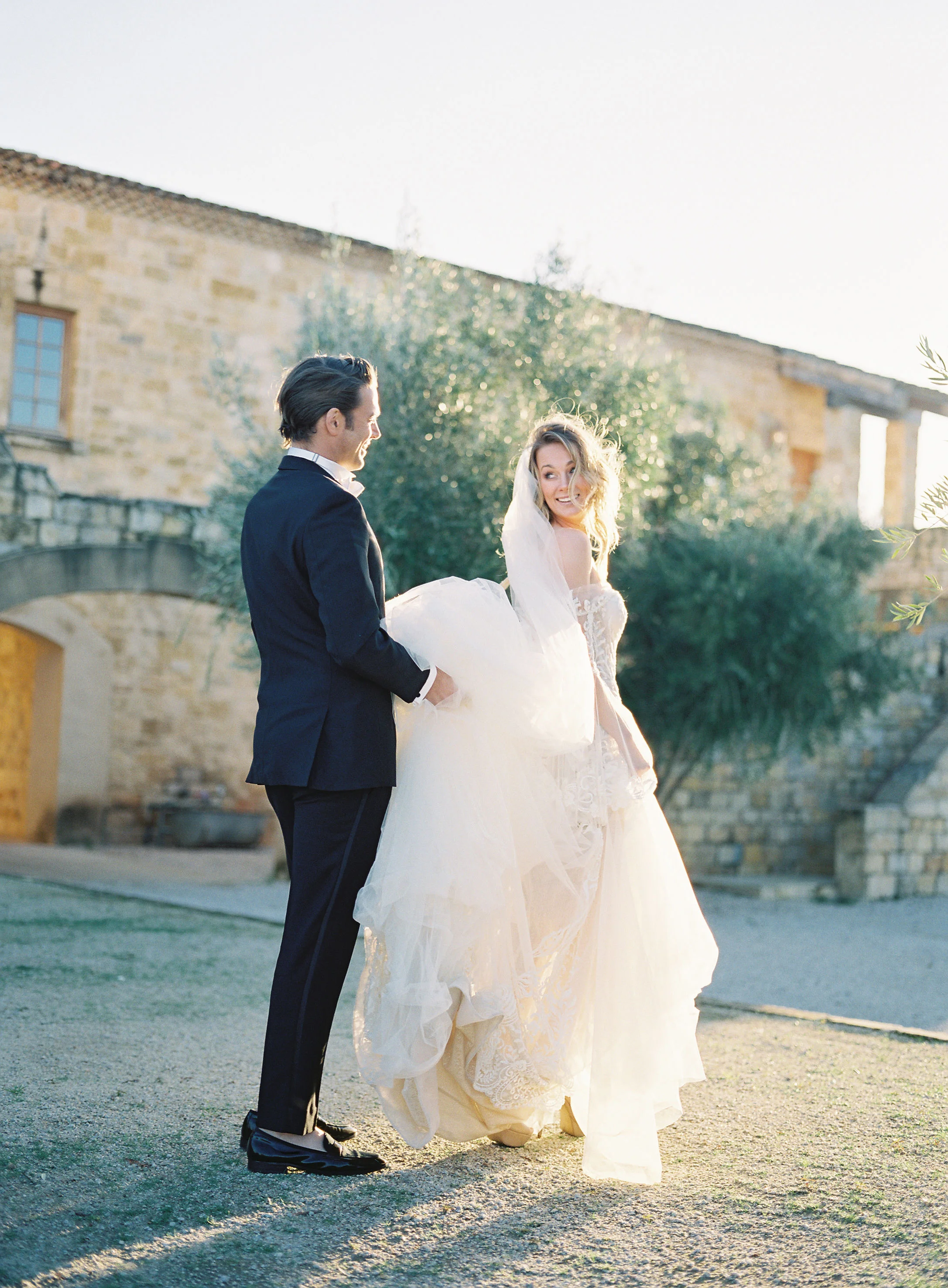 jessica-zimmerman-events-sunstone-wedding-groom-bride-veil.jpg