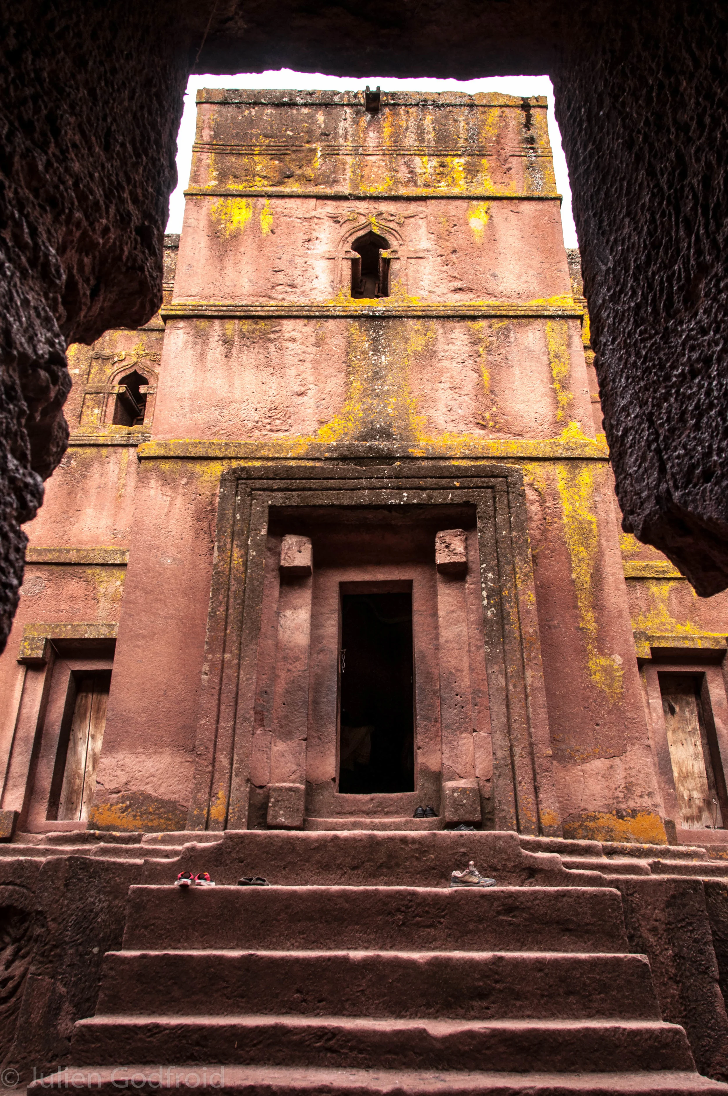 De la abeja a la iglesia y de la miel al vino