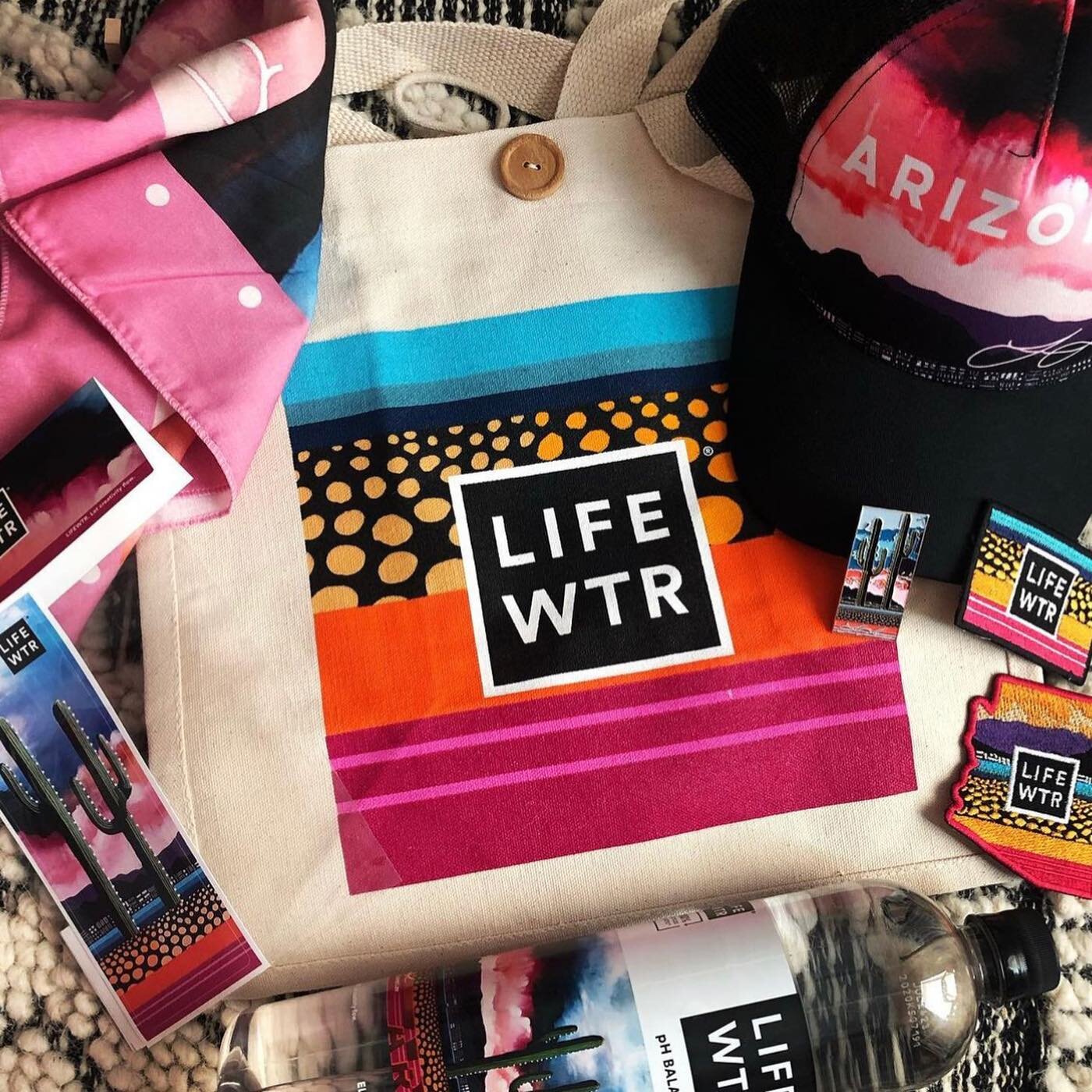 So excited to share with you an opportunity for you to scoop up an amazing art package created by @LIFEWTR to celebrate the launch of the ARIZONA bottle, where I was chosen to represent Arizona in a painting 🌵🌾 I will be dropping these kits off at 