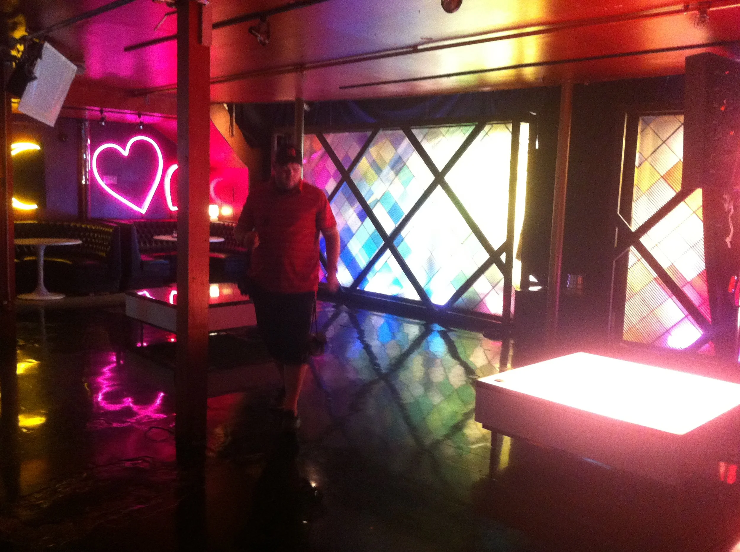  Mr Right night club built set 