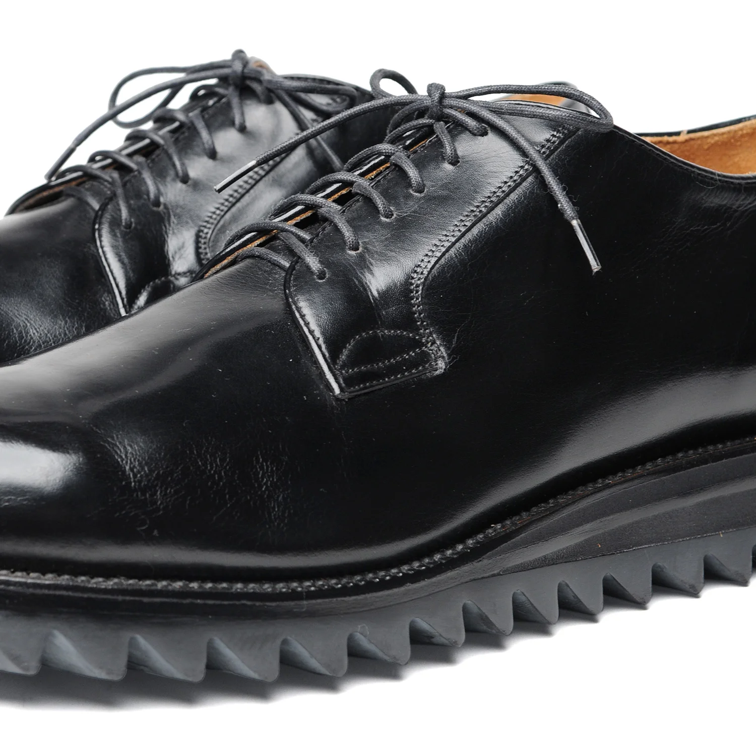 PLAIN-TOE-W-RIPPLE-SOLE-BLACK-CLOSEUP.jpg