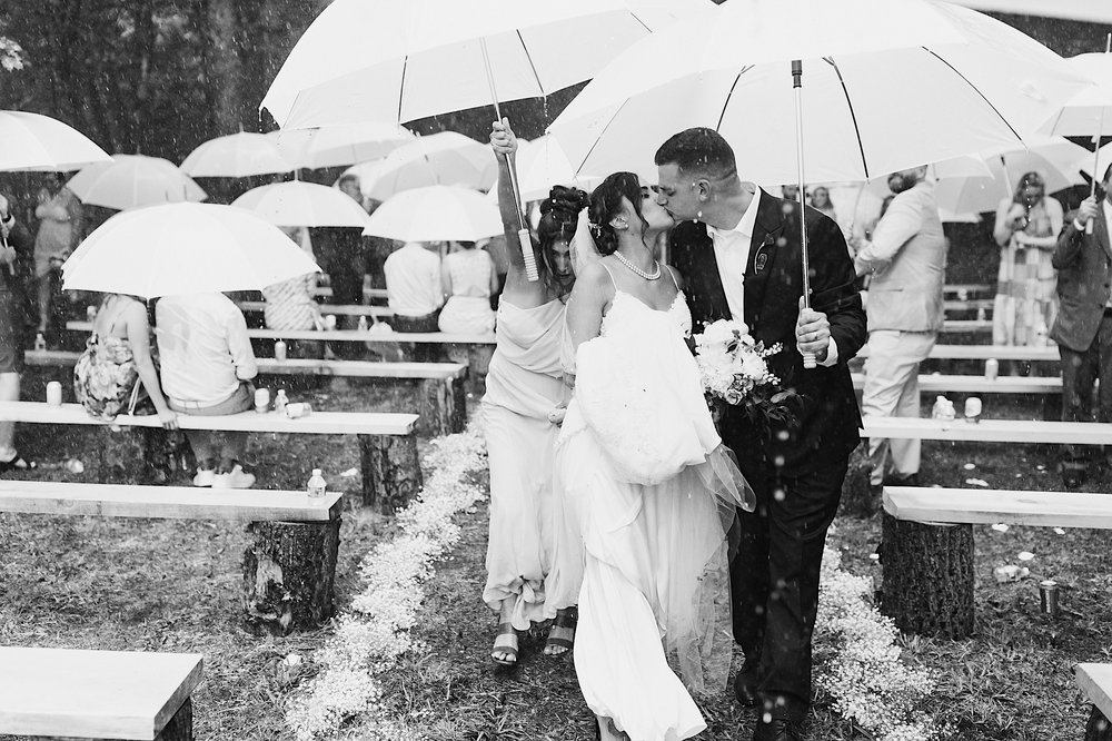 045-ZacWolfPhotography-20220702-Blog_Rainy-wedding-ceremony-moment.jpg