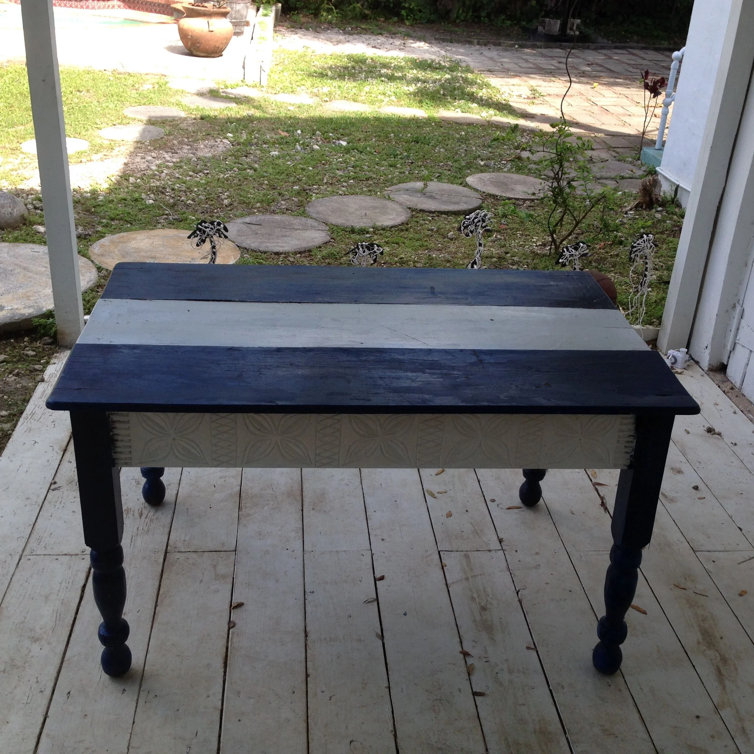 table blue-white