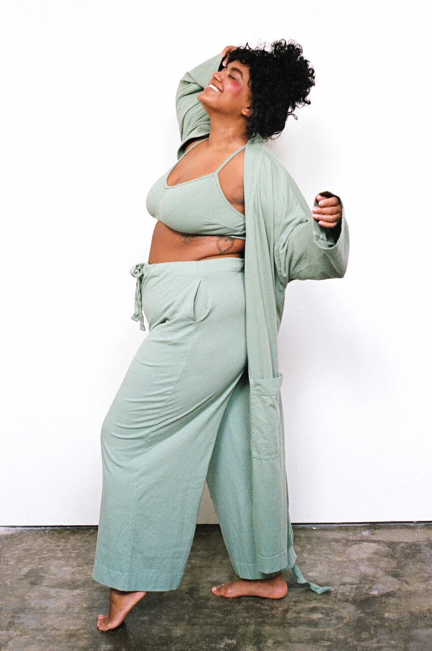 Side view of Pansy drawstring pants in Mermaid.