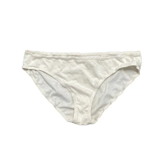 Close-up flat view of Pansy low-rise organic cotton underwear in Natural.