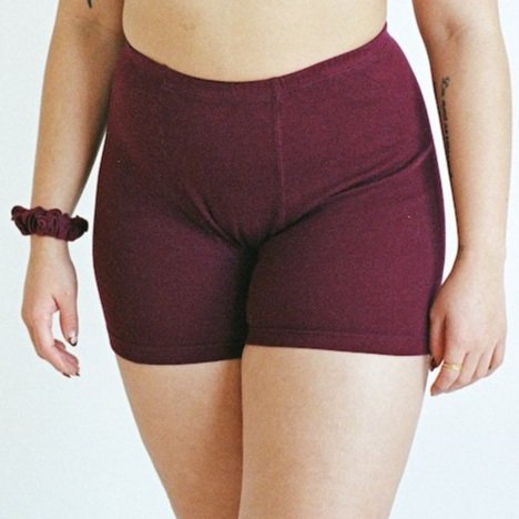 Pansy stretch shorts in Wine.