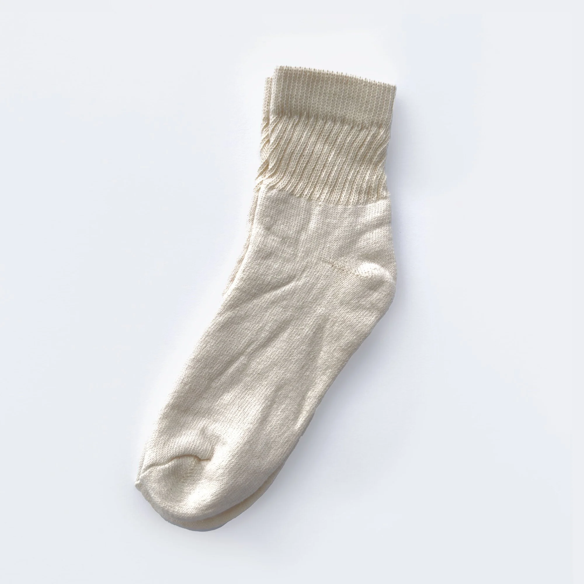 Pansy organic cotton short tube socks in Natural.