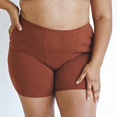 Pansy Stretch Shorts in the color Wine.