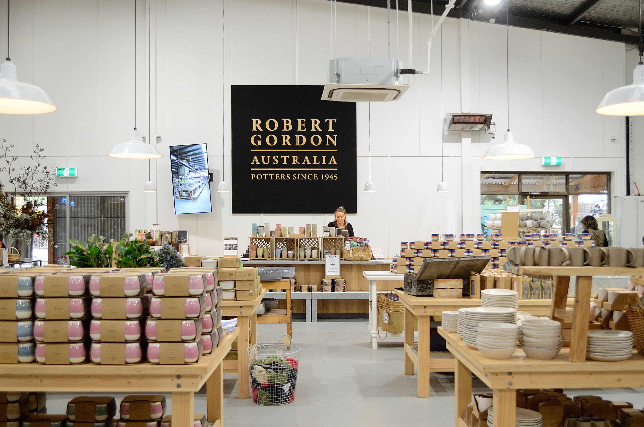  PUT YOUR BUSINESS  ON DISPLAY 