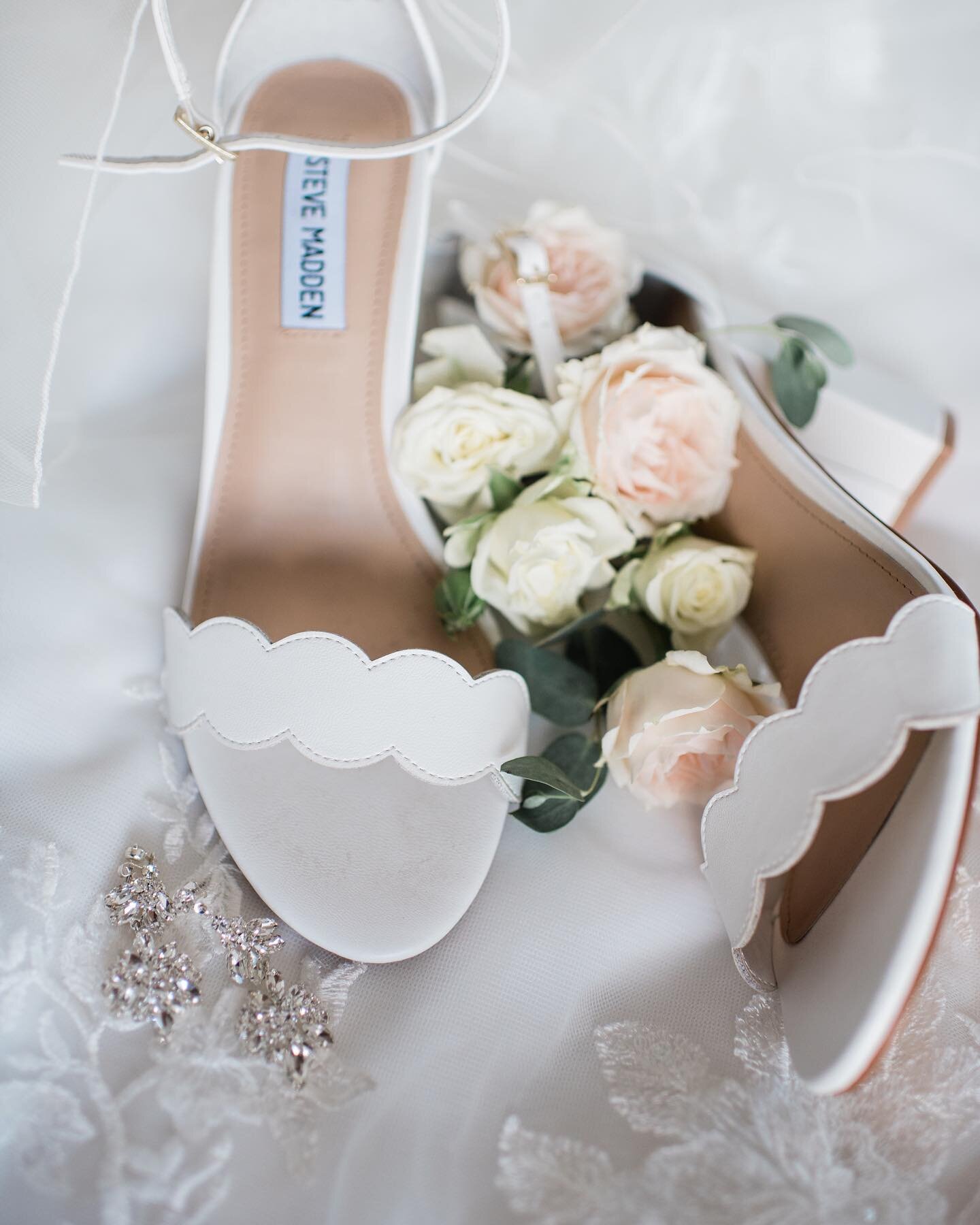 Leave it to @belluxe.studios to always style the cutest detailed photos. Flowers in a shoe? Why not!
