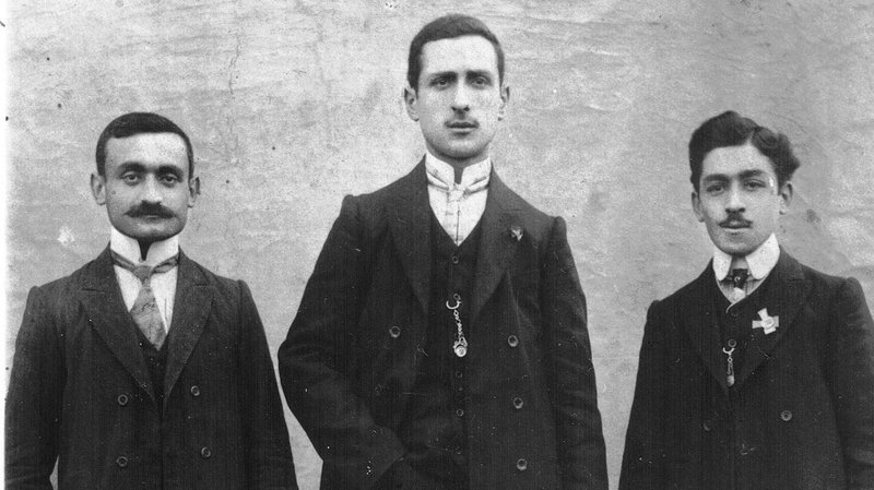 Дед Доун Анаид МакКин, Степан Мискджян (слева) со своими друзьями. Фотография датуриется приблизительно 1910 годом, всего несколькими годами предшествуя Геноциду армян.