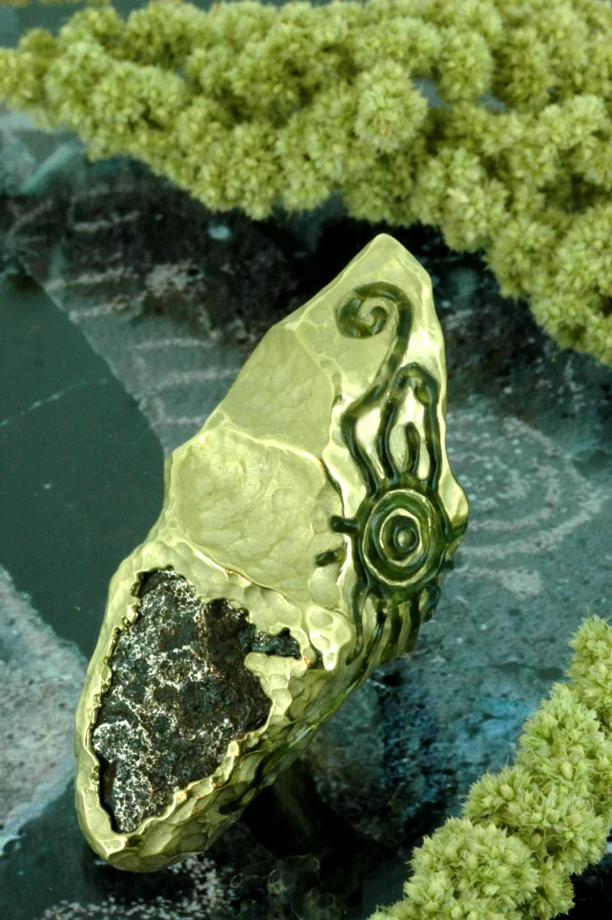 кольцо УХТАСАР золото,метеорит,эмаль 2012 Nur