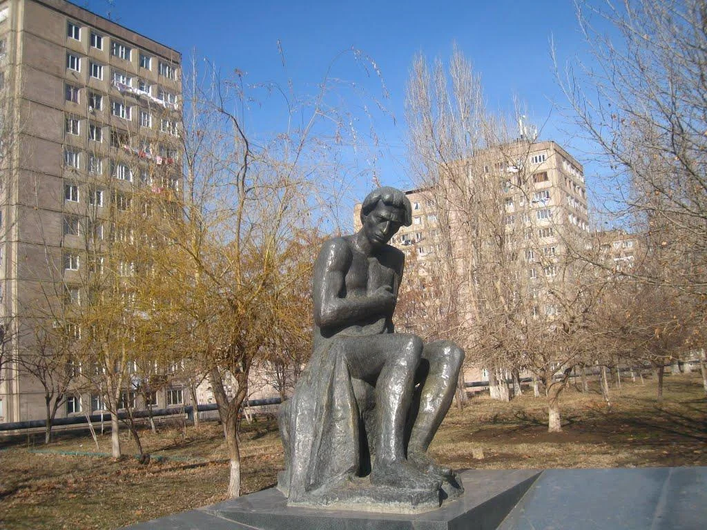 Памятник выдающемуся армянскому поэту Ваану Терьяну работы Николая Никогосяна