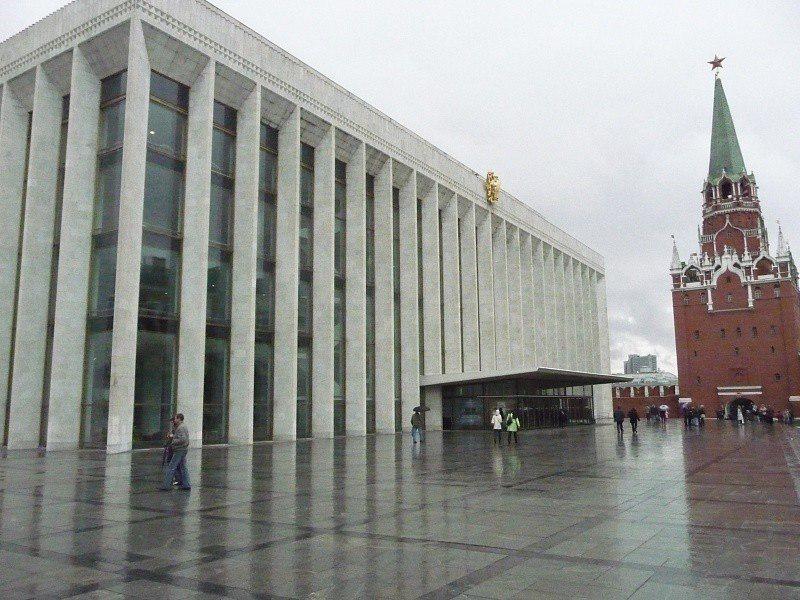 На банкете, посвященном завершению строительства Дворца съездов, Посохин назвал первым зодчим этого глобального проекта Никиту Сергеевича Хрущева, а Кремлевский Дворец – «детищем оттепели». В памятный день открытия Дворца 17 октября 1961 года зрителям была представлена программа праздничного концерта, в которую вошли фрагмент балета «Лебединое озеро» и выступления мастеров искусств различных жанров.
